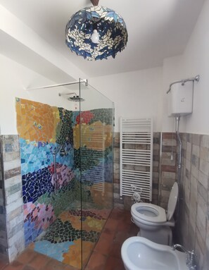 Shower, hair dryer, towels - Villa "Domus Nirale" with Pool, Terrace & Wi-Fi (Bagnoregio)