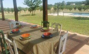 Outdoor dining - Villa "Domus Nirale" with Pool, Terrace & Wi-Fi (Bagnoregio)