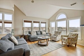 TV - C0601 Memory Maker. Oceanfront, Private Pool, Swim Up Pool Bar! (Corolla)