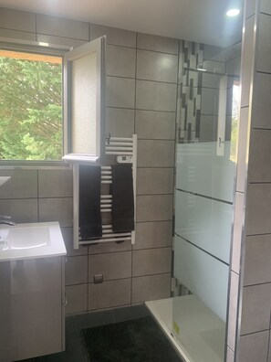 Shower, hair dryer, towels, soap - Gîte in the heart of the Périgord Noir in a large, wooded park, in a peaceful setting.  (Saint-Crépin-et-Carlucet)