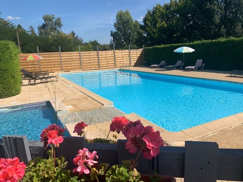 Gîte au cœur du Périgord noir dans un grand parc arboré , au calme . 