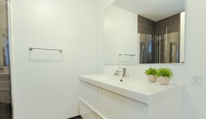 House, 2 Bedrooms, Sea Facing | Bathroom | Shower, hair dryer, towels, soap - New Boat Houses (Leirvik)