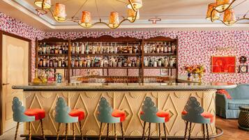 2 bars/lounges, cocktail bar