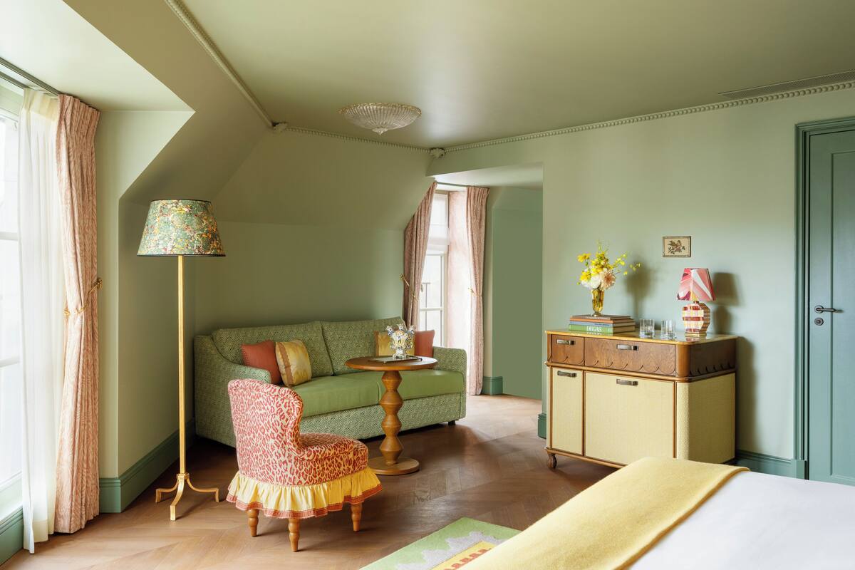 Suite Junior Parisienne | 起 居區 | 50-公分平面電視、數位頻道、電視
