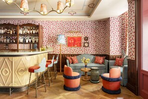 2 bars/lounges, cocktailbar