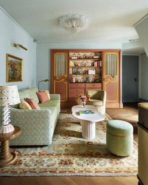 Mazarin Suite | Living area | 50-cm flat-screen TV with digital channels, TV - Hotel Le Grand Mazarin (Paris)