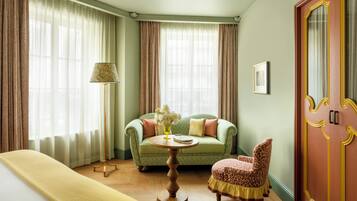 Premium kamer | Woonruimte | Een 50-cm flatscreentelevisie met digitale zenders en televisie