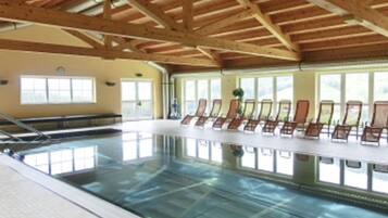 Een binnenzwembad en een verwarmd zwembad