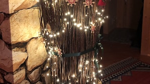 A decorative indoor plant arrangement with lights and ornaments against a stone wall. - "Almhaus Kleeblatt" cozy vacation home - dreamlike in the ski and hiking area (Annaberg)
