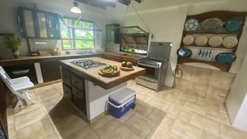 Kühlschrank, Ofen, Wasserkocher mit Kaffee-/Teezubehör