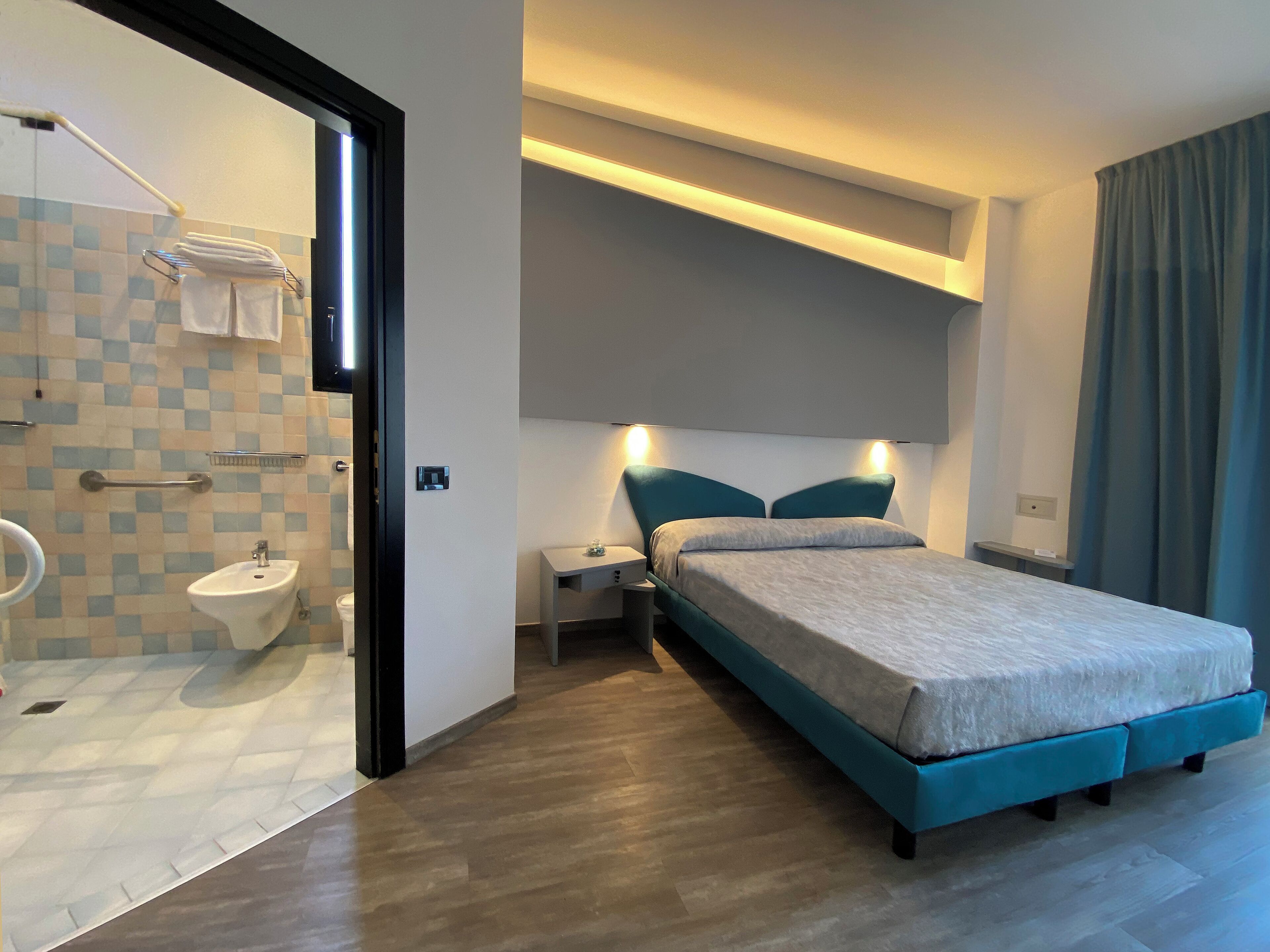 Habitación con 1 cama doble o 2 individuales | Caja fuerte, mobiliario individual, escritorio