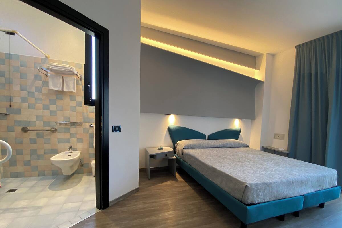 Caja de seguridad en la habitación, muebles diferentes y escritorio