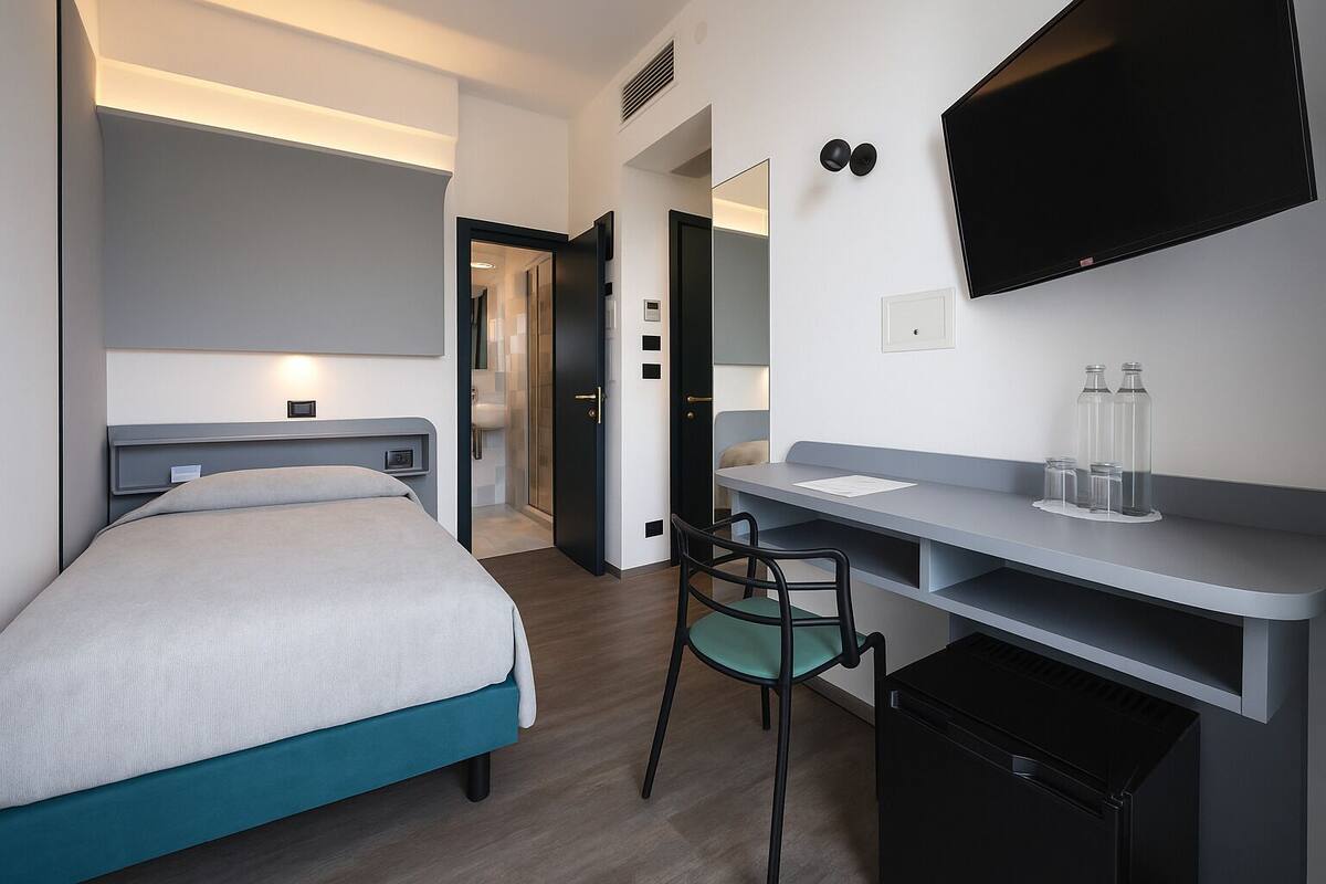 Caja de seguridad en la habitación, muebles diferentes y escritorio