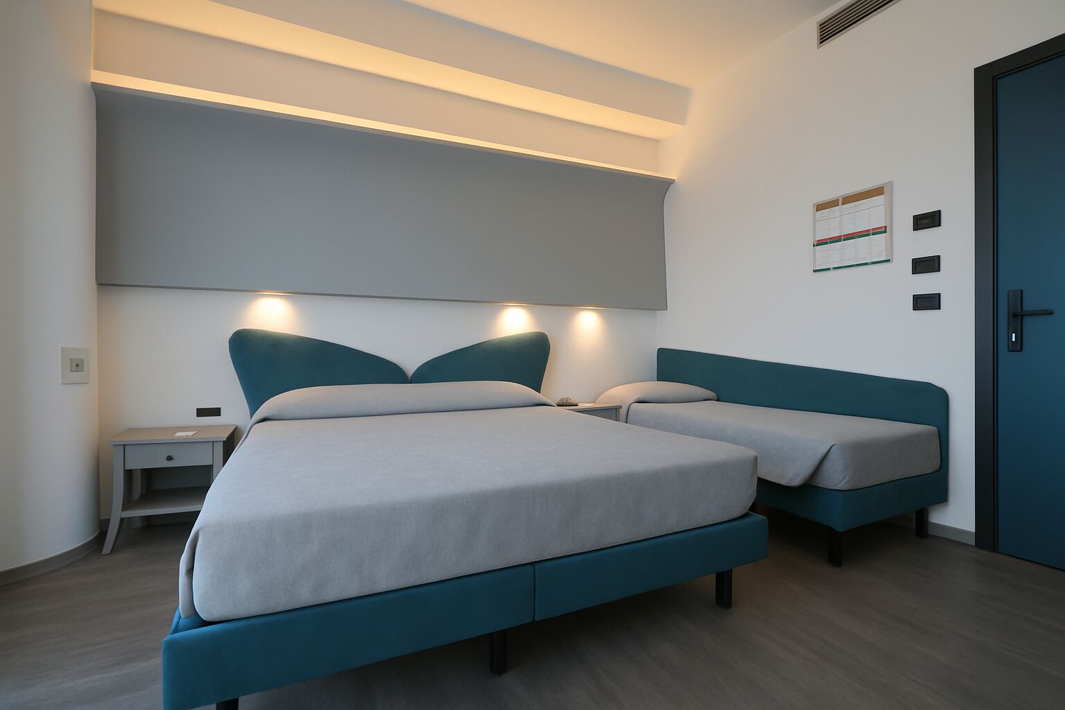 Habitación triple | Caja fuerte, mobiliario individual, escritorio