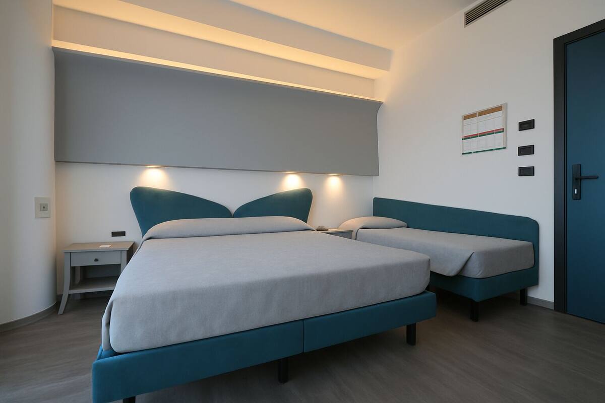 Caja de seguridad en la habitación, muebles diferentes y escritorio