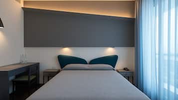 Kamar Double atau Twin | Brankas, dilengkapi dengan perabotan berbeda-beda, dan meja kerja