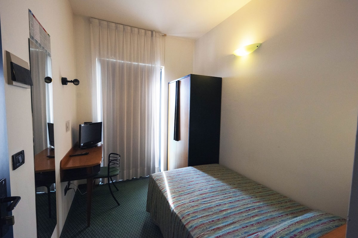 Chambre Simple Supérieure | Coffres-forts dans les chambres, ameublement personnalisé, bureau