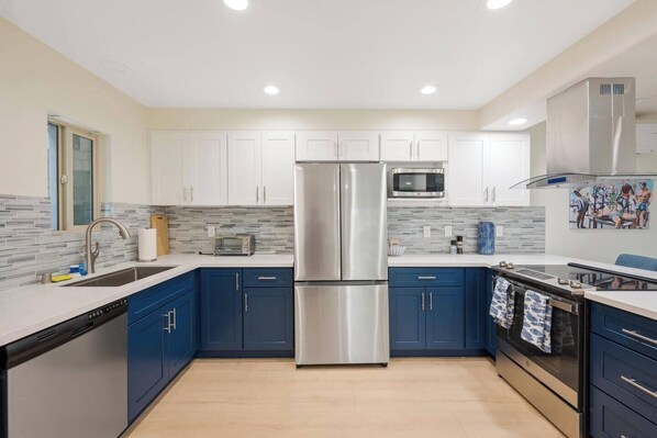 Refrigerador, microondas, horno y parrilla de estufa 