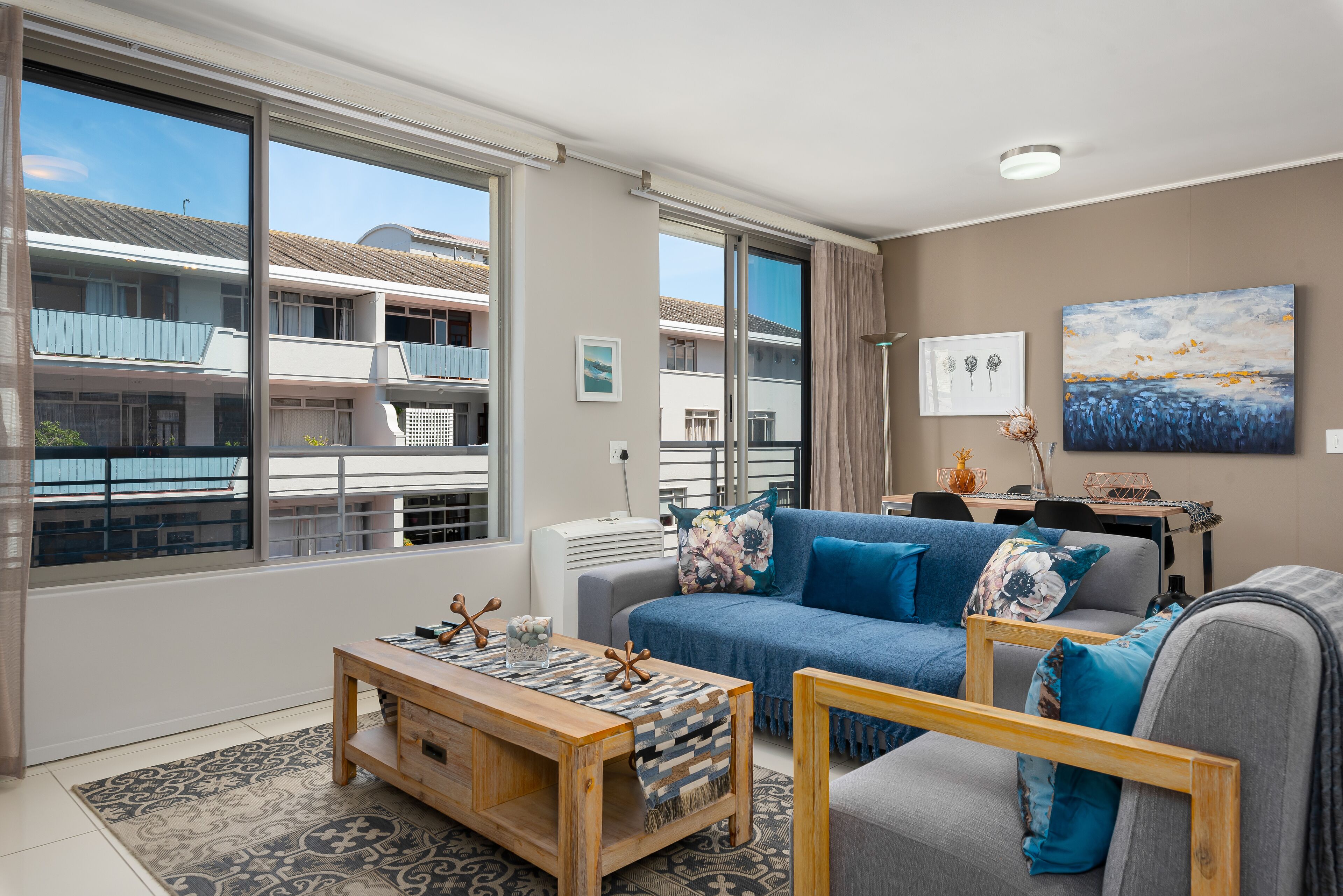 舒适公寓 | 起居区 | 55-英寸电视（配备有线频道）、Netflix、流媒体服务