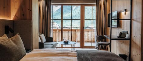 Standard Double Room | 1 bedroom, in-room safe, desk, laptop workspace