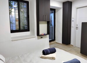 3 bedrooms, desk, WiFi, bed sheets