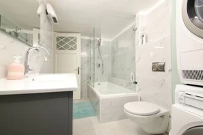 Bathtub, towels, soap, toilet paper - Beautiful townhouse with studio  and private garden 2 blocks from old city (Jerusalem)