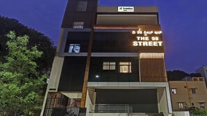 Um edifício de hotel moderno com uma placa indicando