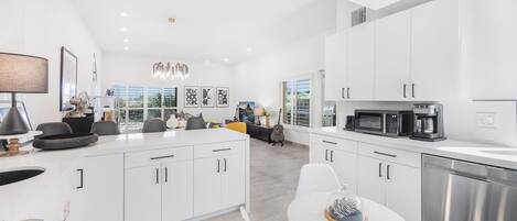 Réfrigérateur, micro-ondes, plaque de cuisson, lave-vaisselle