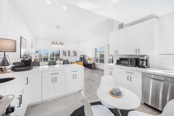 Refrigerador, microondas, parrilla de estufa y lavavajillas 