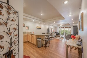 Interior - Riverfront Condo w/beach, boat launch, pool & spa (Bullhead City)