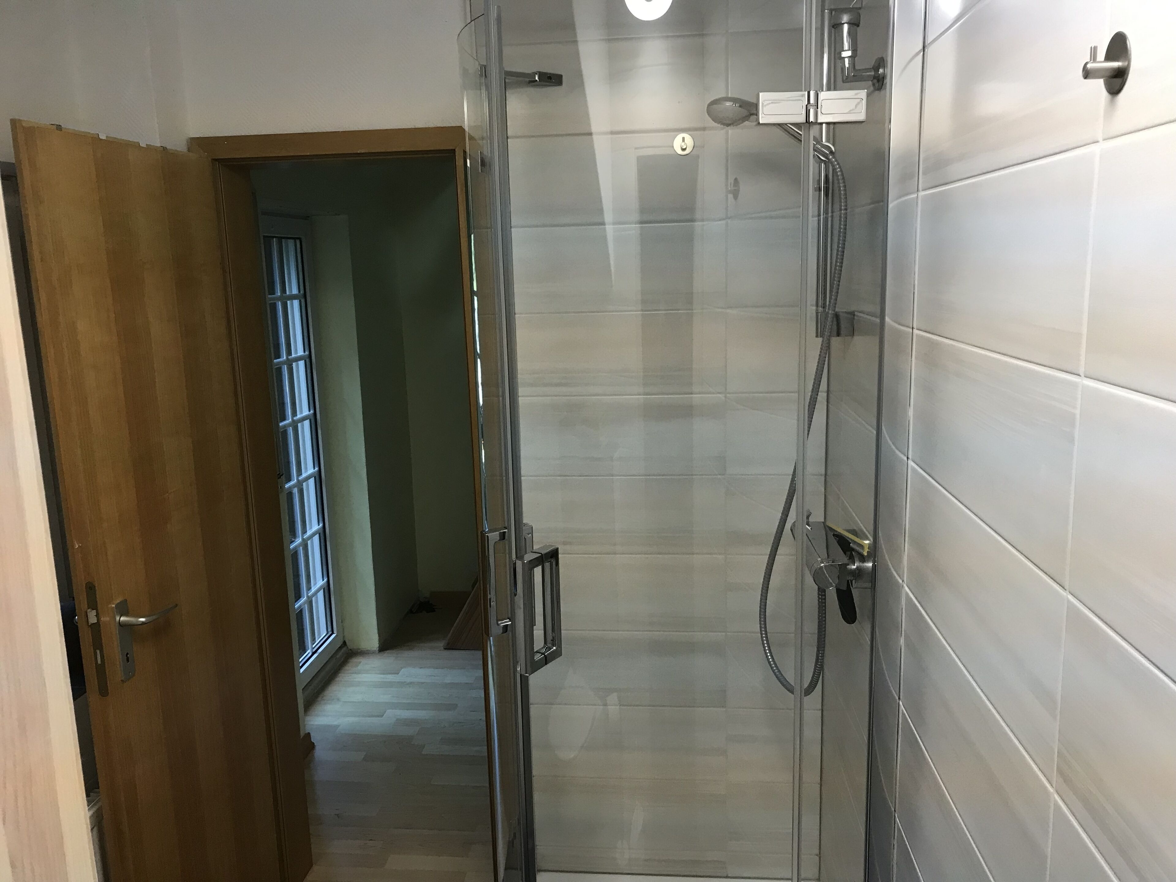 Cottage | Salle de bain | Baignoire relaxante profonde, douche à « effet pluie », sèche-cheveux