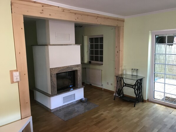 Ferienhaus | Wohnbereich | 55-Zoll-Fernseher mit Satellitenempfang, Kamin