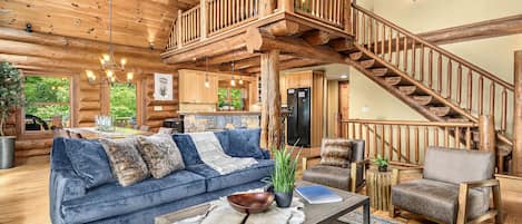 Una Smart TV, una chimenea, un reproductor de DVD