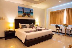 Quarto casal luxo | Roupas de cama premium, frigobar (abastecido com alguns itens grátis)