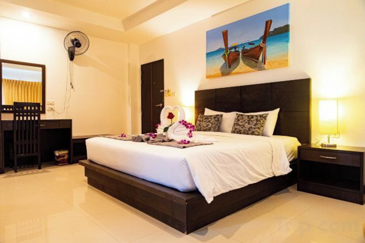 Premium bedding, minibar (some free items), desk, soundproofing
