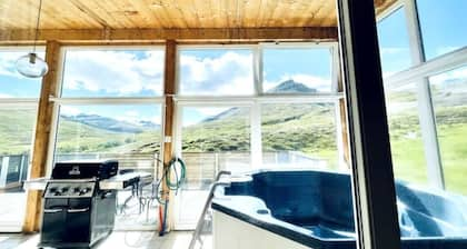 Mountain Cottage w/indoor hot tub