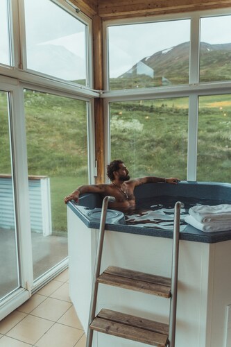 Hidden Cottage with indoor hot tub