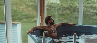 Hidden Cottage with indoor hot tub