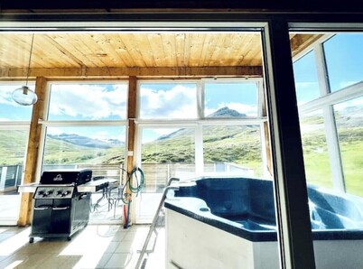 Hidden Cottage with indoor hot tub