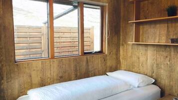 3 bedrooms, travel crib, free WiFi, bed sheets