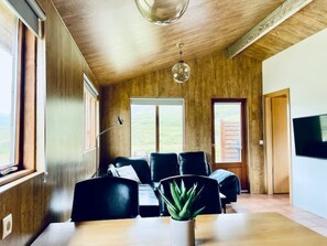 Smart-TV, DVD-Player, Bücher, Stereoanlage