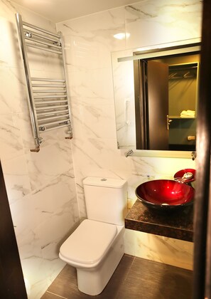 Shower, free toiletries, hair dryer, bathrobes - Private Boutique Apartments London (London)