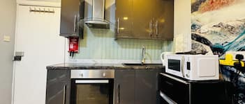 Deluxe-Studiosuite | Eigene Küche | Wasserkocher mit Kaffee-/Teezubehör, Wasserkocher