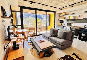 TV, Netflix, streaming services - Mountain Views from Studio in the Heart of Bo-Kaap (Cape Town)