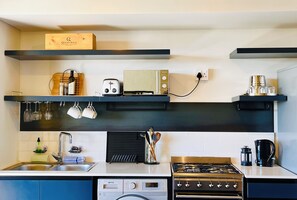 Fridge, microwave, oven, stovetop - Mountain Views from Studio in the Heart of Bo-Kaap (Cape Town)