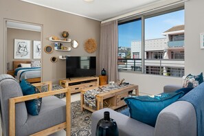 1 bedroom, desk, iron/ironing board, internet - Luxe Green Point Apartment with Rooftop Pool (Cape Town)