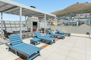 Outdoor dining - Luxe Green Point Apartment with Rooftop Pool (Cape Town)