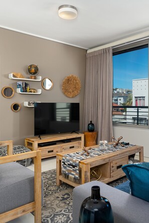 TV - Luxe Green Point Apartment with Rooftop Pool (Cape Town)
