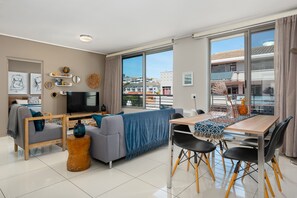 TV - Luxe Green Point Apartment with Rooftop Pool (Cape Town)