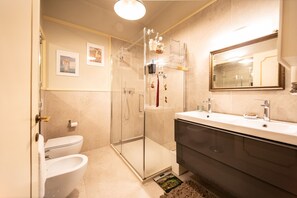 Bruser, hårtørrer, bidet, håndklæder